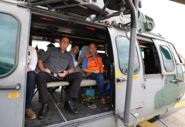 Após sobrevoo, Bolsonaro diz lamentar mortes provocadas pelas chuvas em SP
