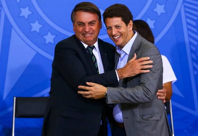 "Ricardo Salles é um ministro excepcional", afirma Bolsonaro em live "Ricardo Salles é um ministro excepcional", afirma Bolsonaro em live