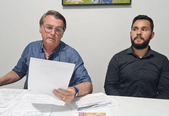 Bolsonaro e intérprete de Libras em live