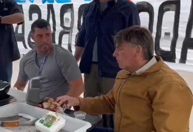 Bolsonaro em conversa com jornalistas e apoiadores