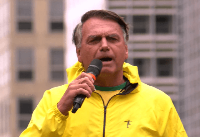 Bolsonaro em manifestação pró-anistia de envolvidos nos atos golpista do 8 de janeiro | Reprodução/YouTube