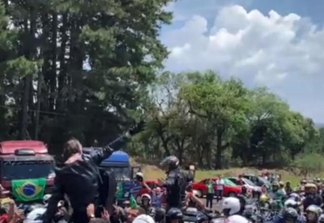Bolsonaro participa de evento político com motociclistas, em Ponta Grossa