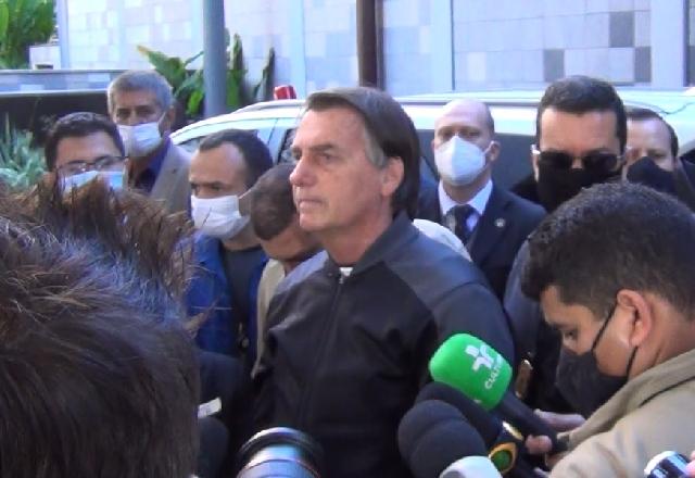 Bolsonaro recebe alta e defende ex-ministro Eduardo Pazuello