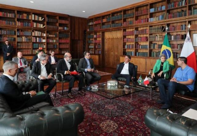 Bolsonaro recebe o Ministro das Relações Exteriores, Europeias e do Comércio da República de Malta, Ian Borg, e equipe, no Palácio da Alvorada | Divulgação: Itamaraty