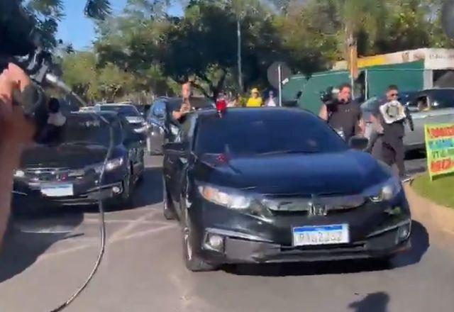 Bolsonaro se desloca de carro com escolta para a sede do PL, em Brasília | Redes sociais