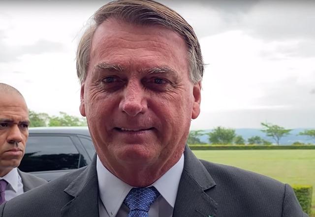 Bolsonaro ironiza Barroso: "Faltou falar 'eu sou a luz, a fé e a esperança'" Bolsonaro ironiza Barroso: "Faltou falar 'eu sou a luz, a fé e a esperança'"