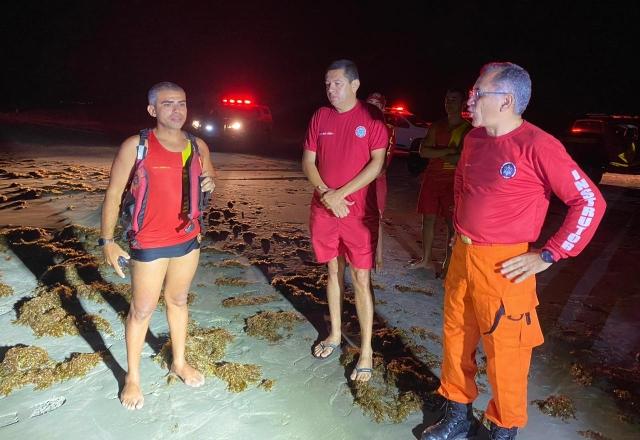 Bombeiro nada 5km à noite no mar e se salva