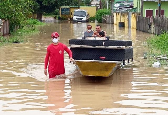 Bombeiros ajudam famílias desabrigadas