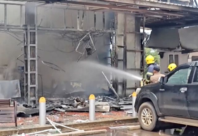 Bombeiros atuam para extinguir incêndio em meio ao confronto na região de fronteira entre Tailândia e Camboja