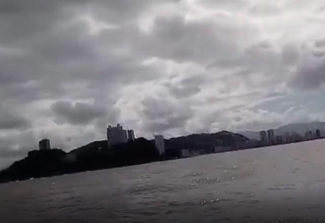 Bombeiros em busca por desaparecidos no litoral sul de São Paulo