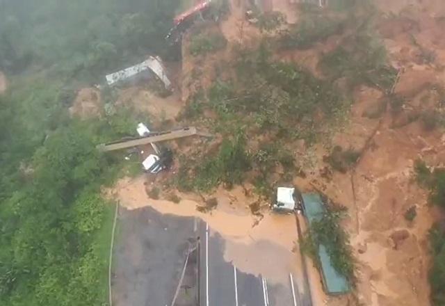 Bombeiros estimam ao menos 30 desaparecidos em deslizamento na BR-376