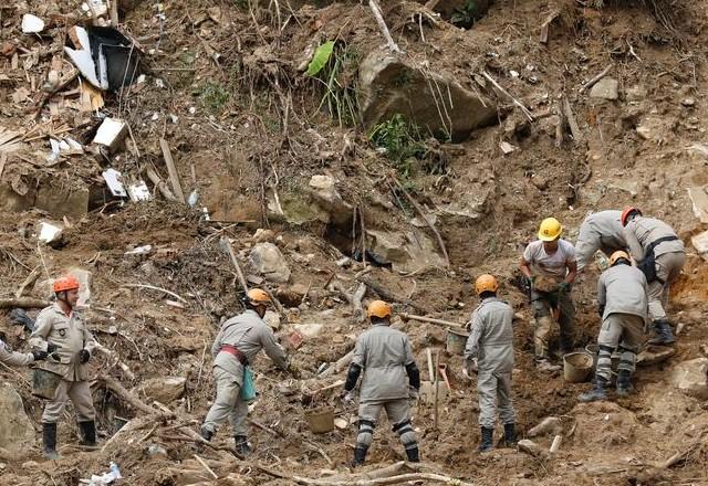 Bombeiros fazem buscas por sobreviventes em um barranco em Petrópolis