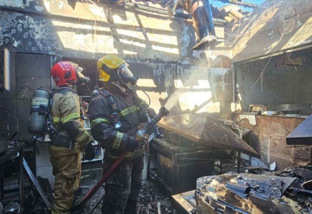 Bombeiros combatem incêndio em restaurante de Uberlândia (MG) | Foto: CBMMG