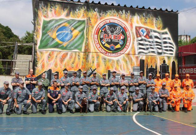 Bombeiros, militares e especialistas que embarcaram nesta 4ª para auxiliar nos resgates na Turquia
