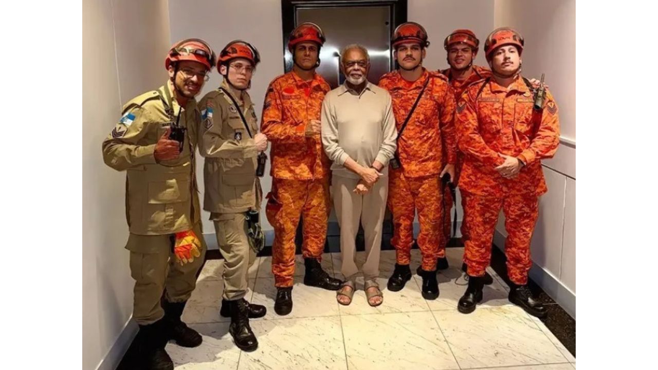 Gilberto Gil E Resgatado Apos Ficar Preso Em Elevador No Rj
