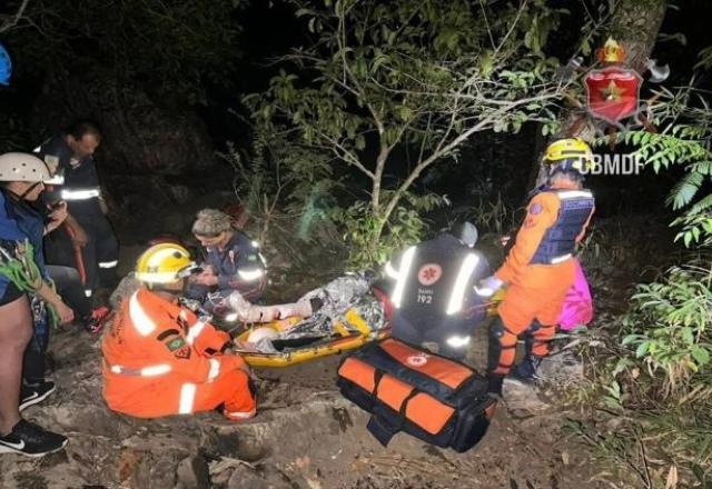 Bombeiros resgatam jovem na Cachoeira do Tororó (DF)