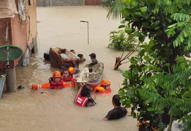 Bombeiros resgatam sobreviventes de deslizamentos e inundações nas Filipinas