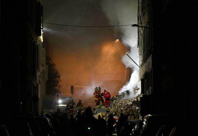 Bombeiros trabalhando no incêndio que atingiu e fez prédio desabar em Marselha, na França