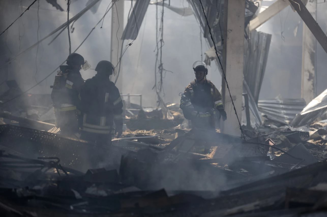 Bombeiros ucranianos dentro de local atingido por míssil russo em Donetsk | AP/ Iryna Rybakova