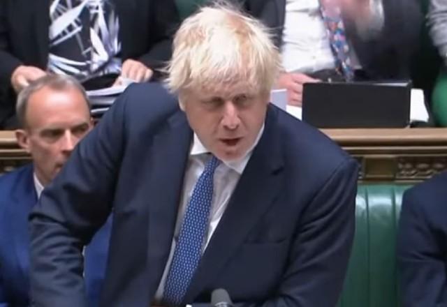 Boris Johnson durante sessão no parlamento inglês