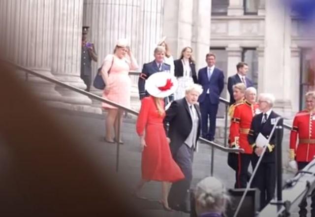 Boris Johnson na frente da Catedral de St. Paul