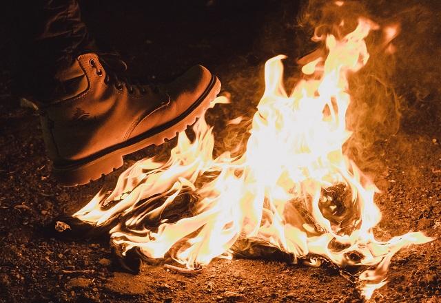 Bota próxima à chama de fogueira