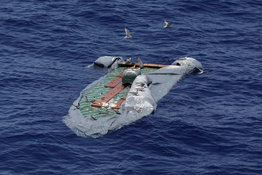 Bote inflável em zona de busca e salvamento no Mediterrâneo central, ao largo da Líbia | 9/8/2025/Reuters/Louisa Gouliamaki