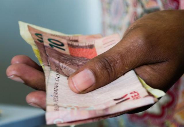 Brancos tiveram renda 73% maior que pretos ou pardos em 2020, diz IBGE