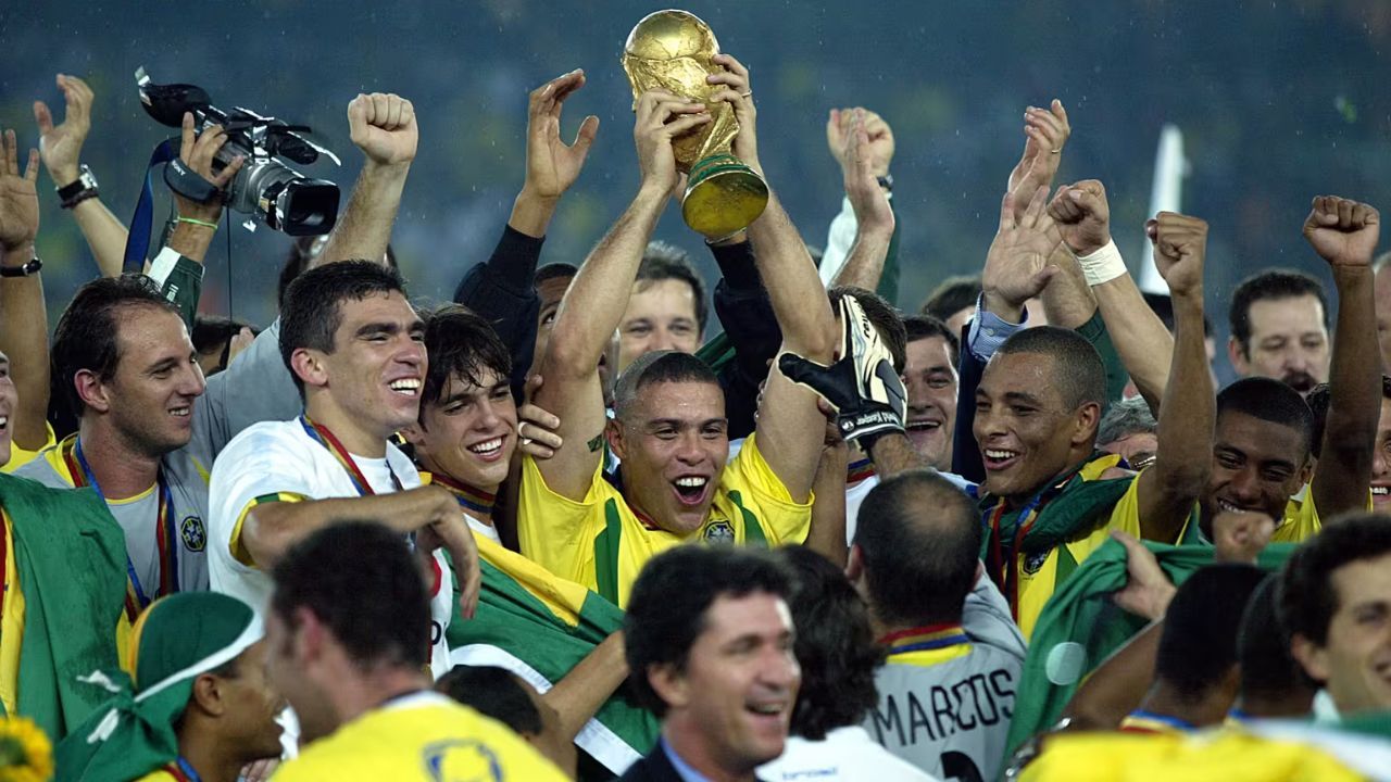 Ronaldo segurando a taça após Brasil conquistar pentacampeonato em 2002 | Foto: FIFA/Reprodução