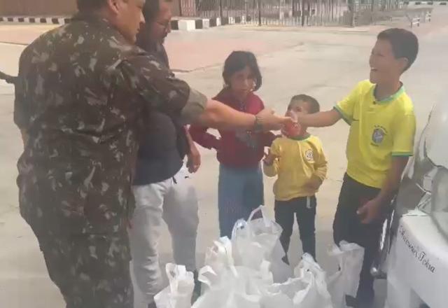 Brasileiros que saíram de Gaza recebem comida da embaixada no Egito (Reprodução)