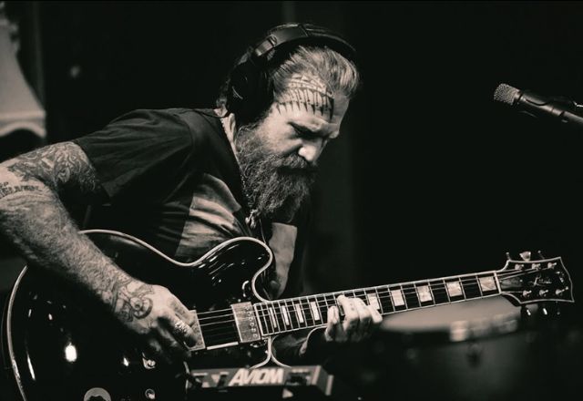 Natural do Alabama, nos Estados Unidos, Hinds, junto com Troy Sanders, fundou a banda de heavy metal Mastodon em 2000 | Redes Sociais / Reprodução