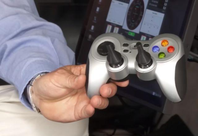Embarcação é guiada por um controle de videogame que custa em média R$ 200 | Reprodução/CBC