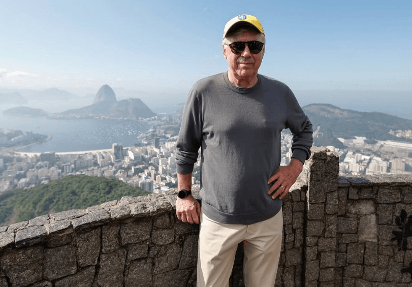 Ancelotti posa com o Pão de Açúcar ao fundo | Divulgação/CBF