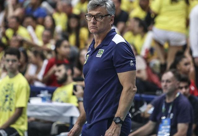 Renan Dal Zotto comanda seleção masculina de vôlei durante partida (Wander Roberto/CBV)