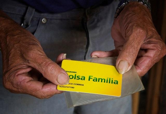 Idoso segura cartão do Bolsa Família (Ana Nascimento/CCE)