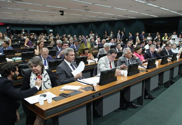 Segundo relator, a concessão de anistia "poderá contribuir com a possibilidade de devolver o Brasil a um novo tempo" | Vinicius Loures/Câmara dos Deputados