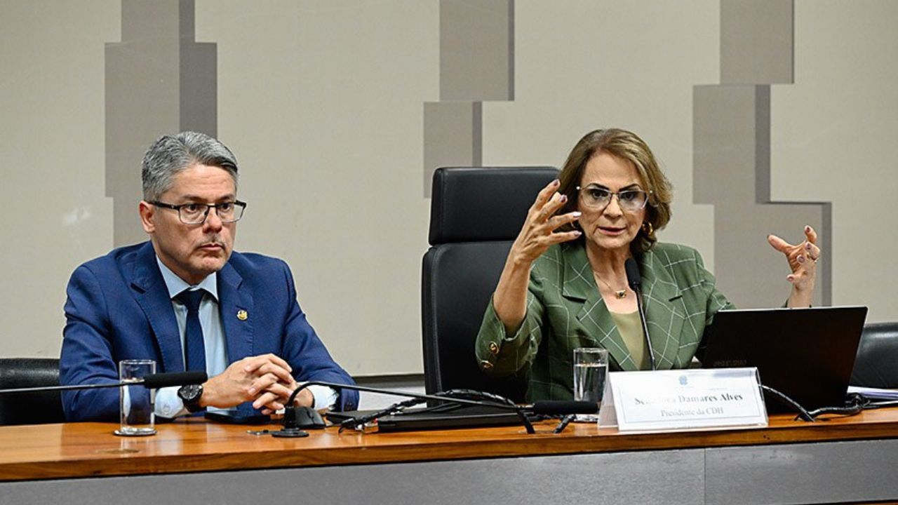 Os senadores Alessandro Vieira e Damares Alves durante reunião da CDH | Foto: Carlos Moura/Agência Senado  