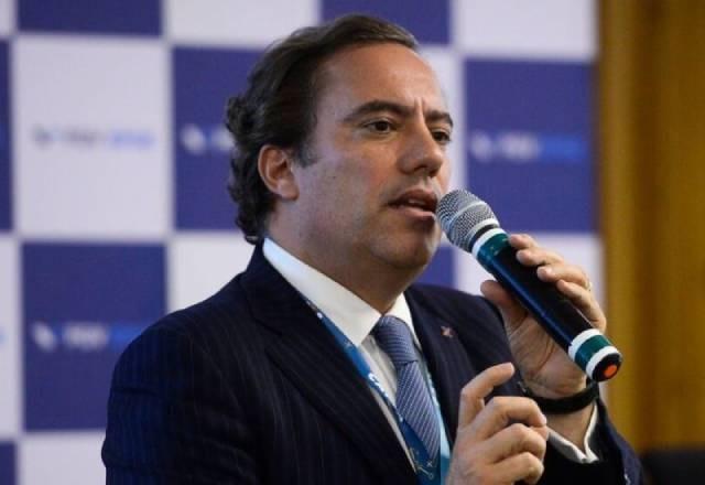 Pedro Guimarães fala ao microfone (Reprodução/CEF)