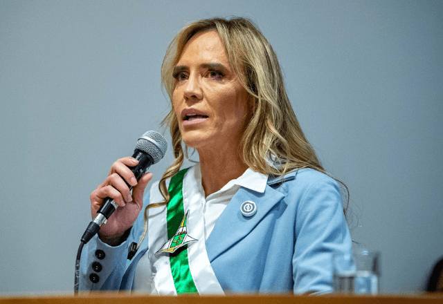 Cerimônia de posse de nova governadora do DF tem presença de Michelle e falas sobre caso BRB e Master