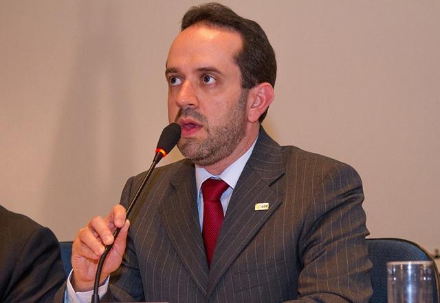 Carlos Higino fala ao microfone (Divulgação/CGU)