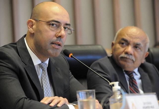 Fernando de Souza Oliveira fala ao microfone (Rinaldo Morelli/CLDF)