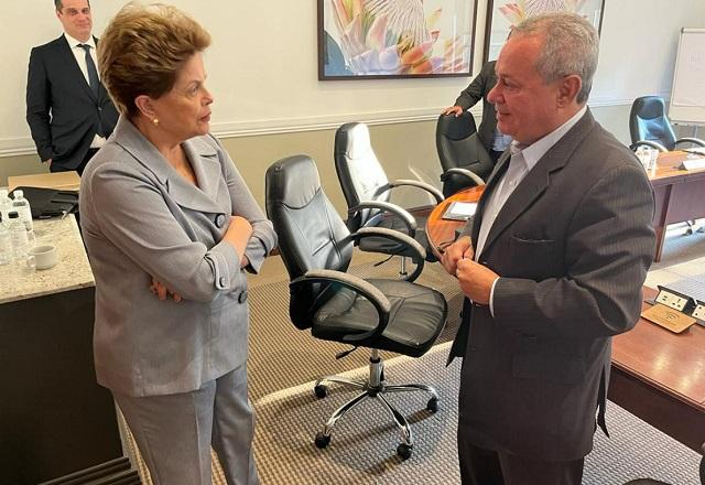 Dilma conversando com presidente eleito da CNI (Divulgação/CNI)