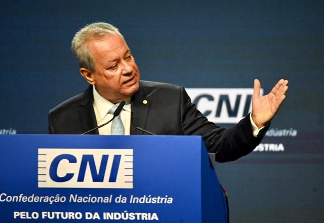 Presidente da CNI fala ao microfone (Divulgação/CNI)