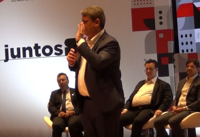 Tarcísio diz que professores "não têm o melhor salário, mas têm muito amor"