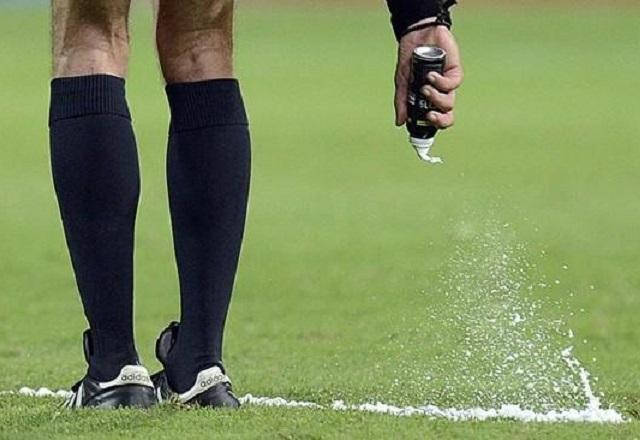 Árbitro joga spray em gramado durante partida de futebol (Divulgação/CONMEBOL)