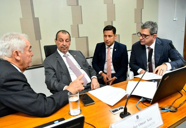 Membros da CPI da Braskem, do Senado, conversando (Geraldo Magela/Agência Senado)