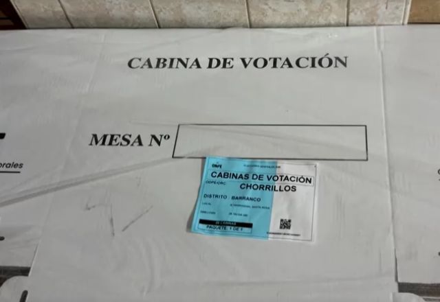Cabine de votação no Peru | Foto: reprodução/Reuters