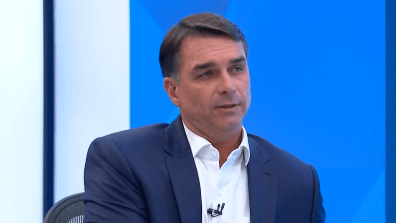 Senador Flávio Bolsonaro (PL-RJ), candidato à Presidência da República, em entrevista à TV Globo | Foto: Reprodução/Globoplay