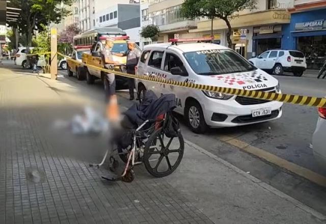 Cadeira de rodas parada em calçada isolada pela Polícia Militar