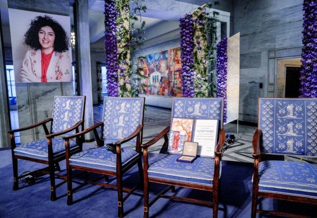 Cadeira vazia para indicar que vencedora do Prêmio Nobel, a iraniana Narges Mohammadi, não estava presente na cerimônia de entrega do prêmio em Oslo | 10/12/2023/NTB/Javad Parsa via Reuters